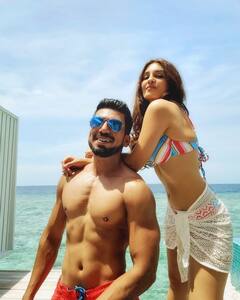 Honeymoon Photos: लॉकडाउन में सिंपल शादी के बाद लैविश हनीमून इंजॉय कर रही है ये मशहूर हीरोइन, बिकिनी पहने पति संग रोमांस में डूबी दिखी