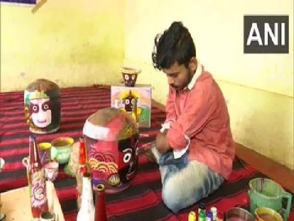 Odisha artist lost hands in train accident, but continues to pursue his passion Prabhakar Pradhan: యాక్సిడెంట్లో చేతులో పోయినా... తన అభిరుచిని పక్కన పెట్టలేదు... అనుకున్నది సాధించాడు