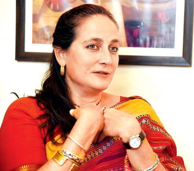 Jennifer Kendal Kapoor: शशि कपूर की पत्नी और पृथ्वी थिएटर की सह-संस्थापक, जेनिफर केंडल अंग्रेजी फिल्मों की एक्ट्रेस थीं. दोनों के तीन बच्चे, कुणाल, करण और संजना कपूर. 1984 में, जेनिफर का कैंसर के कारण निधन हो गया था.