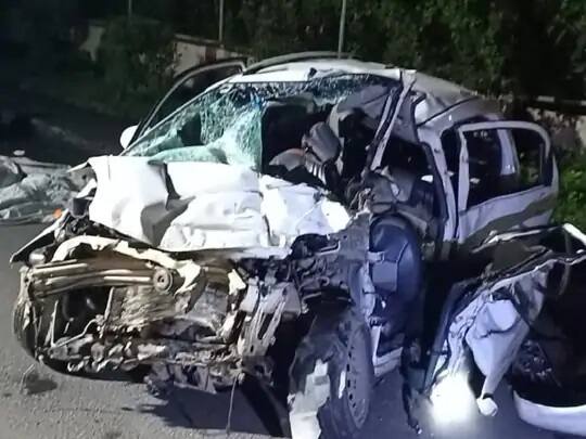 Surat: 3 killed as car crashes into truck parked in Hazira, two in critical condition Surat: હજીરામાં ઉભી રહેલી ટ્રક પાછળ કાર ઘૂસી જતાં 3નાં મોત, બે વ્યક્તિની હાલત ગંભીર, પડીકું થઈ ગયેલી કાર પતરાથી કાપવી પડી