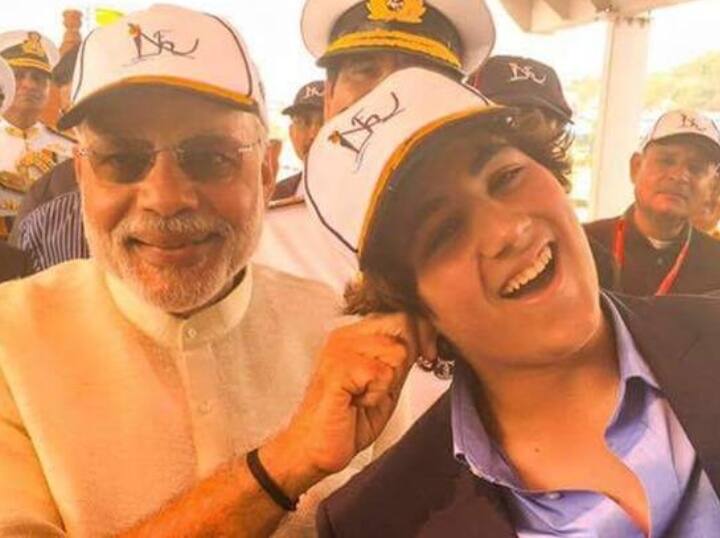 आरव भाटिया सबसे ज्यादा सुर्खियों में उस वक्त आए थे जब प्रधानमंत्री नरेन्द्र मोदी के साथ उनकी एक फोटो खूब वायरल हुई थी, जिसमें पीएम मोदी प्यार से उनके कान खींचते नजर आ रहे थे. ये फोटो खुद अक्षय कुमार ने शेयर की और इसके साथ लिखा था कि, 'एक पिता की जिन्दगी का गर्व भरा पल जब पीएम आपके बेटे के प्यार से कान खींचते हुए उसे गुड बॉय कहें.
