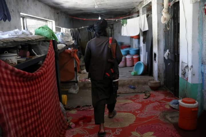 இதனால் ஆஃப்கானிஸ்தானின் முக்கிய சிறையான பூர் -இ-சக்ரி வெறிச்சோடிக் காணப்படுகிறது