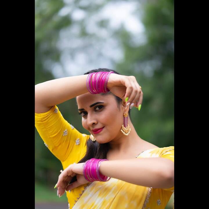 (Courtesy: Instagram) తాజాగా ఎల్లో కలర్ శారీ కట్టుకొని కొన్ని ఫోటోలకు ఫోజులిచ్చింది.