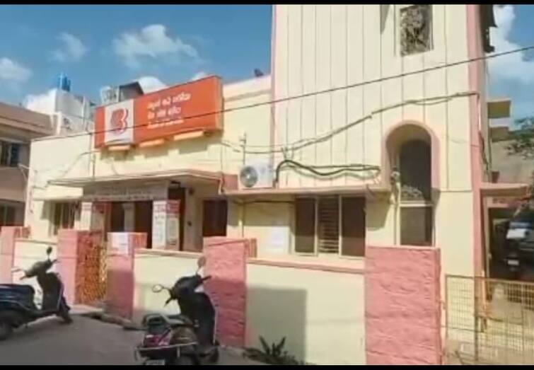 Chittor Bank Robbery :   Bank employees duped one crore 70 lakhs -  arrests CTR Bank Robbery :  డిపాజిట్లు తమ సొంతమేనని స్వాహా !  చిత్తూరు జిల్లాలో బ్యాంక్ సిబ్బంది నిర్వాకం - పోలీసు మార్క్ ట్రీట్‌మెంట్‌తో నిర్వాకం బయటకు !