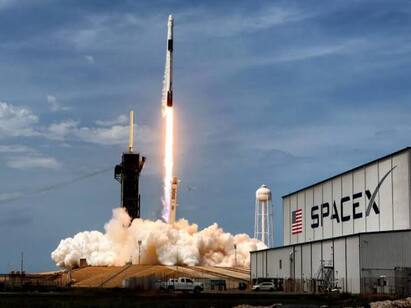 History Is Made: SpaceX Inspiration4 With 4 Civilians On Board Launched Into Earth Orbit SpaceX  | விண்வெளிக்கு டூர் போன 4 பேர்.. வரலாறு படைத்த ஸ்பேஸ் எக்ஸ்.!