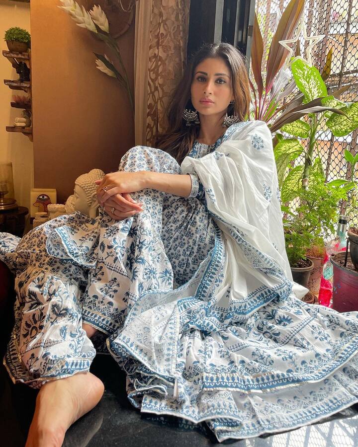 इस सिंपल व्हाइट और ब्लू कलर के कॉटन सूट में मौनी ने आपका दिल भी जरूर जीता होगा. सिल्वर इयररिंग्स उनके आउटफिट के साथ पूरी तरह जच रहे थे.