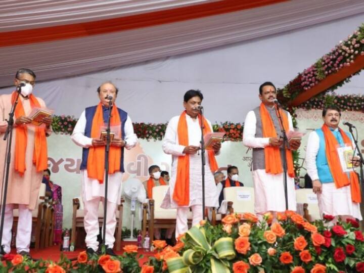कैबिनेट मंत्रियों के रूप में राजेंद्र त्रिवेदी, जीतू वघानी, ऋषिकेश पटेल, पूर्णेश मोदी, राघवजी पटेल, कनुभाई देसाई, किरीट सिंह राणा, नरेश पटेल, प्रदीप परमार और अर्जुन सिंह चौहान ने शपथ ली.