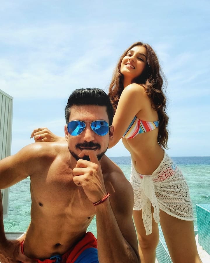 ऐसे में शादी के कुछ महीनों बाद शाइनी हनीमून को खूब इंजॉय कर रही हैं. सामने आई तस्वीरों में आप देख सकते हैं कि कपल पूरी तरह से एक दूसरे के साथ मस्ती में खोया हुआ है.