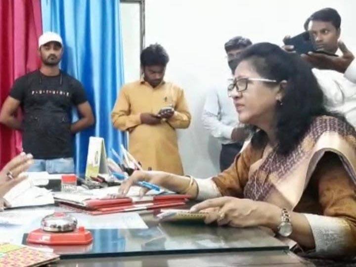 जिला अस्पताल में महिला आयोग की सदस्य के औचक निरीक्षण से हड़कंप, गायब डॉक्टरों को लगाई फटकार