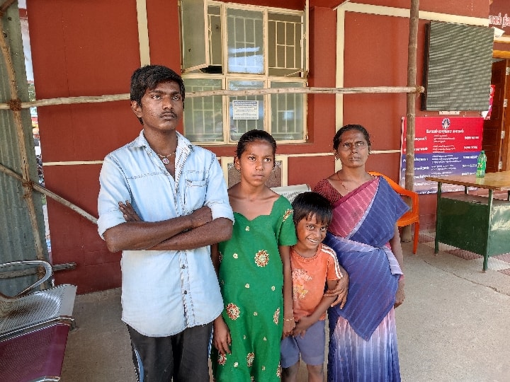 Mother complains of rescue of 2 children in bondage at Salem Silver Claw Workshop ’கொத்தடிமையாக உள்ள 2 குழந்தைகளை மீட்க துடிக்கும் தாய்’ - தாயுடன் வர மறுக்கும் குழந்தைகள்...!