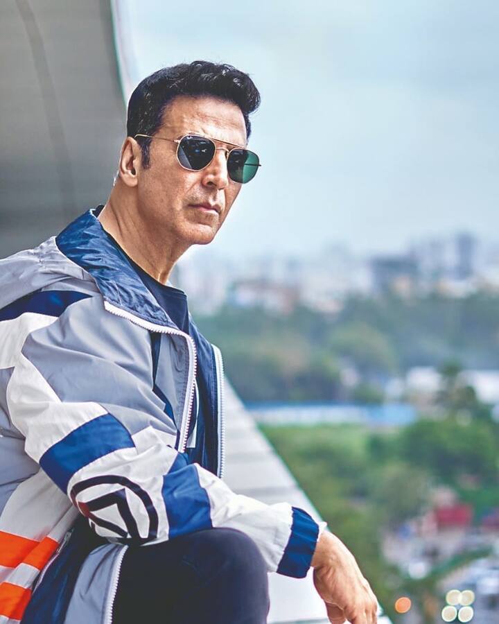 बॉलीवुड के खिलाड़ी कुमार अक्षय कुमार सबसे महंगे स्टार्स में से एक हैं. अक्षय साल में 4-5 फिल्में करते हैं बावजूद इसके वो ब्रांड एंडोर्समेंट के जरिए भी खूब कमाते हैं. अक्षय एक विज्ञापन के लिए 5 से 10 करोड़ रुपए चार्ज करते हैं.