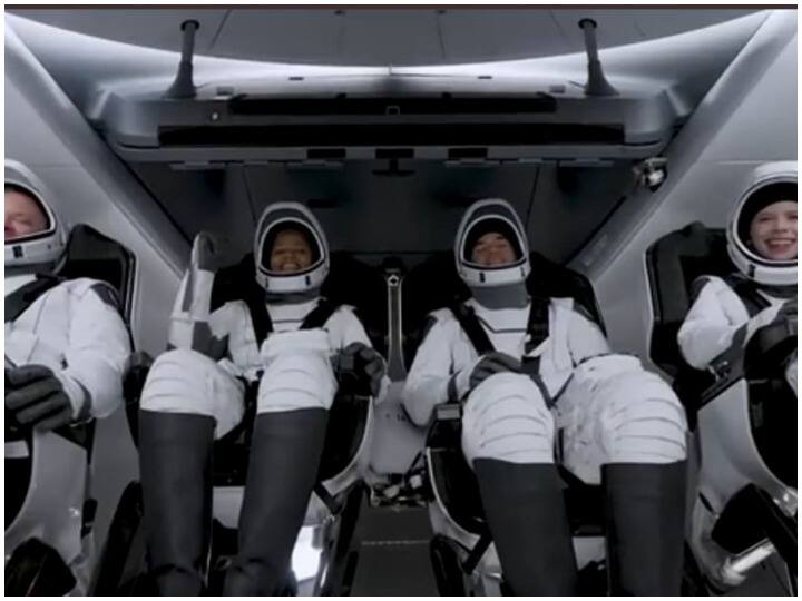 Elon Musk SpaceX Inspiration 4 First all civilian crew ever launched into Earth's orbit Elon Musk's SpaceX Inspiration 4 : इलॉन मस्क यांच्या SpaceX नं रचला इतिहास, पहिल्यांदाच घडवली चार सामान्य लोकांना अंतराळाची सफर