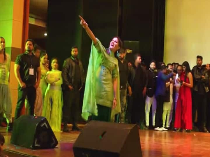 Haryanvi Song: 'गोली चल जावेगी' गाने पर Sapna Choudhary ने हिला डाला स्टेज, फैंस हो रहे दीवाने