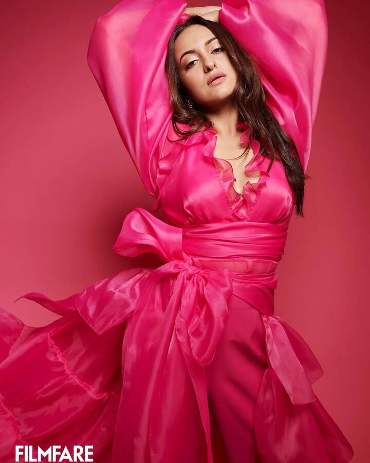 अभिनेत्री सोनाक्षी सिन्हा भी काफी वर्कआउट करती हैं और वो भी खुद को एल्कॉहल से दूर रखती हैं.