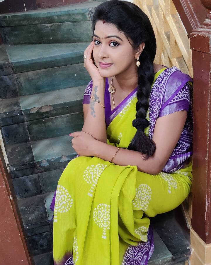 ரச்சிதா பொறுத்தவரை உணவுக் கட்டுப்பாட்டோடு இருப்பவராம். அதனாலேயே எதை சாப்பிட்டாலும் பார்த்து  பார்த்து சாப்பிடுவாராம்.  எண்ணெயில் வறுத்த உணவுகளுக்கு எப்போதும் ‘பிக் நோ’வாம்.