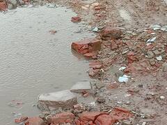 Prayagraj Roads: बारिश के चलते प्रयागराज की सड़कों पर गड्ढे, आम लोगों के लिए चुनौती बना सुरक्षित चलना