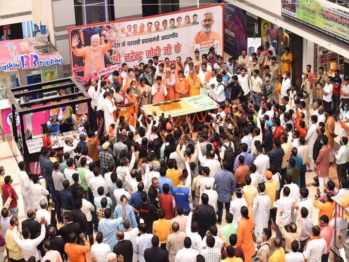 BJP Workers celebrate PM Modi 71th Birthday in Prayaraj ann PM Modi Birthday: प्रयागराज में धूमधाम से मनाया गया पीएम मोदी का 71वां जन्मदिन, स्वतंत्र देव सिंह ने काटा 71 किलो का केक