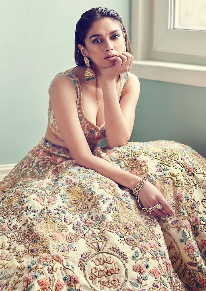 Aditi Rao Hydari - बॉलीवुड की खूबसूरत एक्ट्रेस अदिति राव हैदरी दो शाही परिवारों की वंशज हैं. उनके नाना जे रामेश्वर राव वानापर्थी राज्य के नेता थे जबकि उनके दादा मुहम्मद सालेह अकबर हैदरी थे.