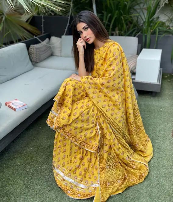 ਇਸ ਸਲੀਵਲੈਸ ਯੈਲੋ ਅਨਾਰਕਲੀ ਕੁੜਤੇ ਨੂੰ ਮੌਨੀ ਨੇ ਮੈਚਿੰਗ ਸਕਰਟ ਤੇ ਦੁਪੱਟੇ ਨਾਲ ਕੈਰੀ ਕੀਤਾ ਸੀ।