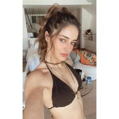 Ananya Panday ने Messy Look में शेयर की Bikini फोटो, देखें ग्लैमरस तस्वीरें