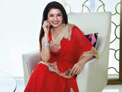Bhagyashree - फिल्म 'मैंने प्यार किया' से फिल्मों में अपना करियर शुरू करने वाली एक्ट्रेस भाग्यश्री बॉलीवुड एक रियल लाइफ प्रिंसेस हैं. वो महाराष्ट्र स्थित सांगली के शाही पटवर्धन घराने से ताल्लुक़ रखती हैं. उनके पिता विजयसिंह राव माधव राव पटवर्धन सांगली के राजा थे.
