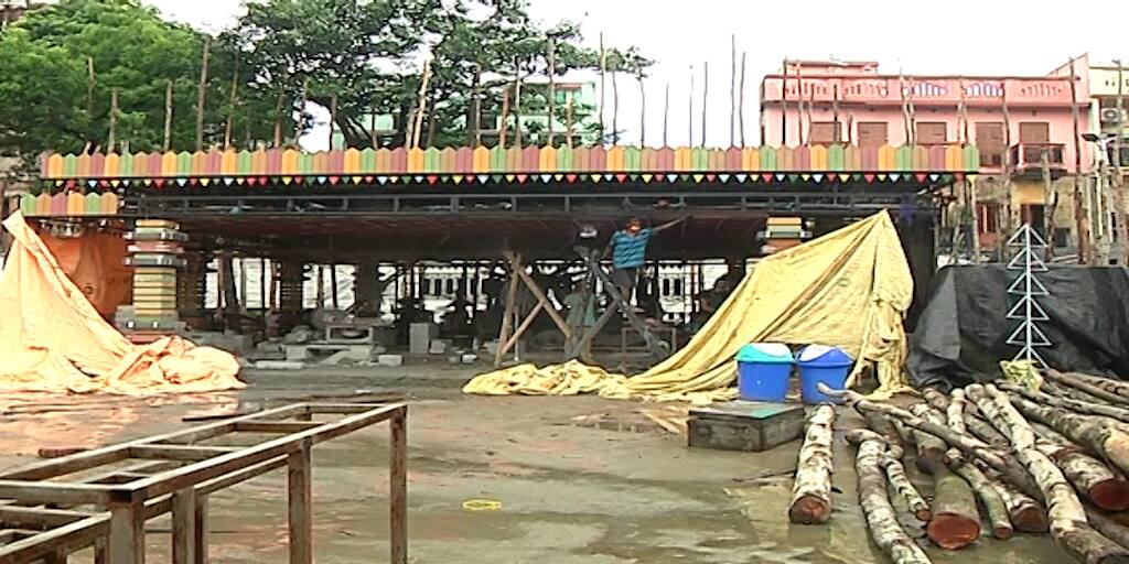 Durga Puja 2021 artisans involved with Chorbagan Sarbajanin are busy to prepare puja pandal Durga Puja 2021 : ৮৬তম বছরে নতুন কী দেওয়া যায় ? চরম ব্যস্ততা চোরবাগান সর্বজনীনের পুজোমণ্ডপে