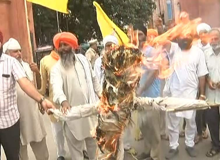 Farmers protesting and burning the effigy of the Prime Minister on occasion of Prime Minister Narendra Modi's birthday at amritsar Farmers Protest: ਇੱਕ ਪਾਸੇ ਮੋਦੀ ਦੇ ਜਨਮ ਦਿਨ ਮੌਕੇ ਹਵਨ ਯੱਗ, ਦੂਜੇ ਪਾਸੇ ਕਿਸਾਨਾਂ ਨੇ ਸਾੜਿਆ ਪੁਤਲਾ