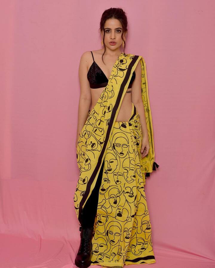 जब भी उर्फी साड़ी पहनती हैं तो वो अपने मेकअप और स्टाइलिश ज्वैलरी के साथ इसे टीमअप करती हैं. (Photo Credit: @urf7i Instagram)