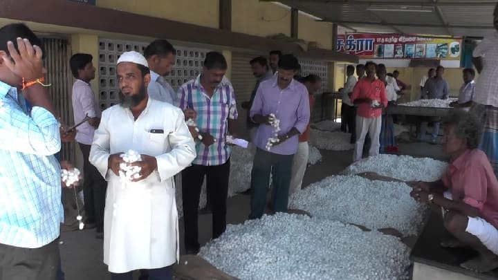 Dharmapuri: Silk nests auctioned at Rs 568 per kg - Farmers happy தருமபுரி: பட்டு கூடுகள் ஒரு கிலோ 568 ரூபாய்க்கு ஏலம் - விவசாயிகள் மகிழ்ச்சி