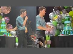 Nick Jonas के जन्मदिन पर Priyanka Chopra ने भेजा इतना बड़ा केक, पतिदेव देखकर बोले-तुम खुद केक से बाहर निकलने वाली हो क्या?