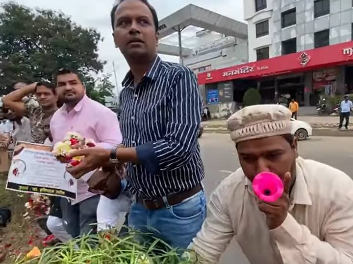 मुख्यमंत्र्याच्या या दौऱ्याला विरोध दर्शवत एमआयएम आणि मनसेने आंदोलन करण्याचा प्रयत्न केला. मुख्यमंत्र्याच्या या दौऱ्याला विरोध दर्शवत एमआयएम आणि मनसेने आंदोलन करण्याचा प्रयत्न केला.