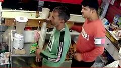 Ghaziabad: दुकान पर पुलिसकर्मियों ने चाय वाले को पीटा, Video Viral