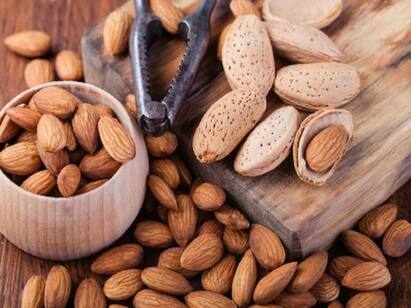 There are many benefits to eating almonds but should you eat it like this? Almond Benefits: பாதாம் கொட்டைகளை ஊறவைத்து, தோல் நீக்கி சாப்பிடவேண்டுமா? ஏன்?