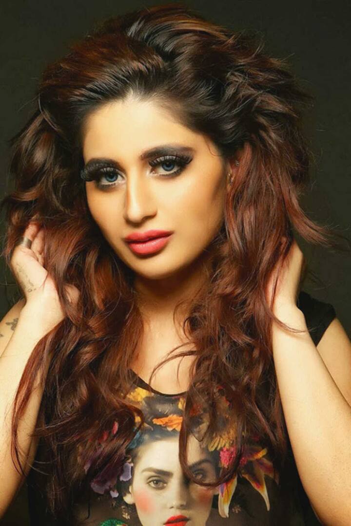 Alisha Khan - एक्ट्रेस अलीशा खान बेशक फिल्मी दुनिया में अपने हुस्न का जादू नहीं चला पाई हैं, लेकिन एक्ट्रेस अपने परिवार की क्यूट राजकुमारी हैं. अलीशा खान का जन्म मोहम्मद नवाब ग़ज़ियाउद्दीन खान के शाही परिवार में हुआ है, जिनके नाम पर दिल्ली से सटे गाजियाबाद का नाम रखा गया है.