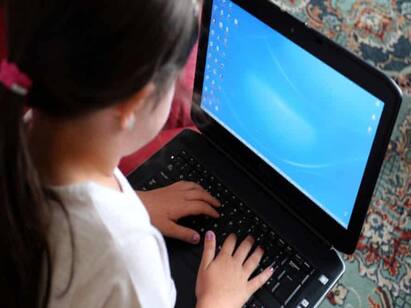 How to prevent your kids from becoming victims of Online cat fishing போலி கணக்குகளிடம் இருந்து குழந்தைகளை காப்பது எப்படி?- பெற்றோர்கள் இதை செய்தால் போதும்!