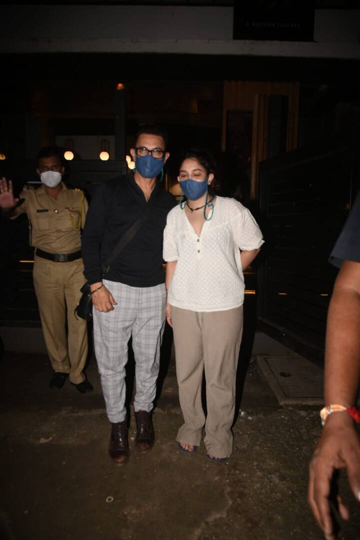 सामने आई तस्वीरों में आप देख सकते हैं कि इस दौरान कोरोना के कारण दोनों ने चेहरों पर मास्क लगाया हुआ था. (Photo Credit: Manav Manglani)