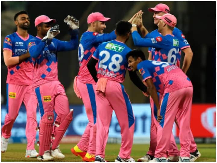 Rajasthan Royals: पहली बार संजू सैमसन की कप्तानी में खेल रही राजस्थान रॉयल्स की टीम प्वाइंट टेबल में पांचवें नंबर पर है. राजस्थान ने पहले हाफ में खेले अपने सात मुकाबलों में से तीन मैचों में जीत दर्ज की. (फोटो आईपीएल ट्विटर)