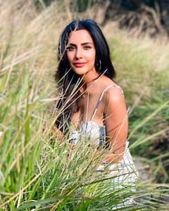 Actress Priya Anand Latest Photos: బర్త్ డే బేబీ ప్రియా ఆనంద్ అందాల విందు