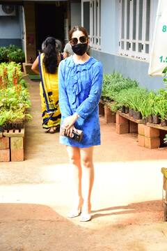 सूट सलवार छोड़ अब Yami Gautam ने शादी के बाद पहली बार पहनी नीले रंग की शॉर्ट ड्रेस, पति Aditya Dhar के साथ आईं नजर