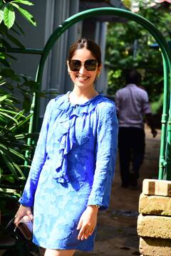 सूट सलवार छोड़ अब Yami Gautam ने शादी के बाद पहली बार पहनी नीले रंग की शॉर्ट ड्रेस, पति Aditya Dhar के साथ आईं नजर