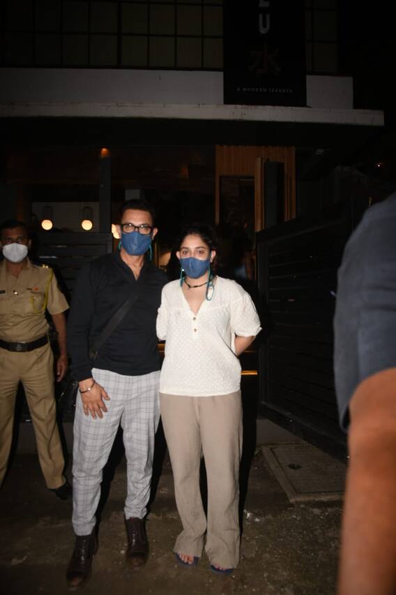 Spotted: देर रात बेटी इरा खान के साथ मुंबई में घूमते दिखे आमिर खान, भीड़ में पल-पल रखते दिखे ख्याल