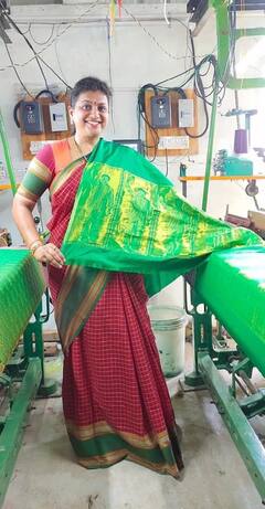 Roja: ఎమ్మెల్యే రోజా సరికొత్త అవతారం.. చేనేత కార్మికురాలిగా చీర నేస్తూ సందడి