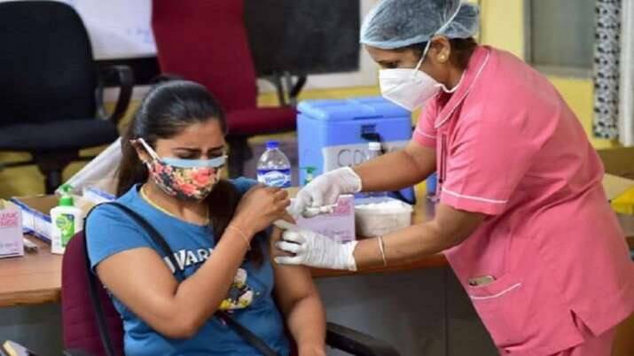 Extensive corona covid 19 vaccination campaign for college students from 25th, announcement of Uday Samant महाविद्यालयीन विद्यार्थ्यांसाठी 25 तारखेपासून व्यापक लसीकरण मोहीम, उदय सामंतांची घोषणा