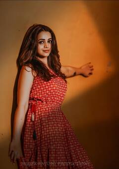 Actress Bhavana pics: பழைய காரில் பாவனா கொடுத்த க்யூட் ஃபோஸஸ்