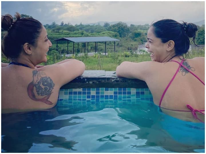 Sumona Chakraborty and Urvashi Dholakia set the pool on fire wearing bikini बेस्ट फ्रेंड Urvashi Dholakia के साथ पूल में चिल करती नजर आईं Sumona Chakraborty, देखें तस्वीरें