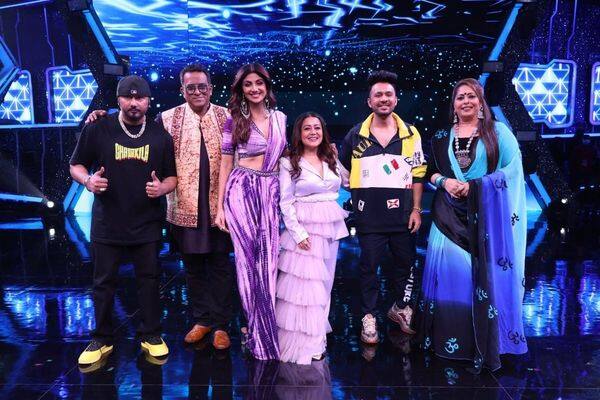 शो का इस वीकेंड का एपिसोड दर्शकों के लिए एक विजुअल ट्रीट होगा. इसके एक एपिसोड के लिए सबके पसंदीदा और नए जमाने के म्यूजिकल सेंसेशंस हनी सिंह, नेहा कक्कड़ और टोनी कक्कड़ इस डांस रियलिटी शो की शोभा बढ़ाएंगे.