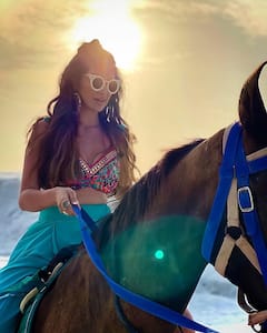 Raai Laxmi Photos: బీచ్‌లో గుర్రంపై రత్తాలు.. మాటల్లేవ్.. మాట్లాడుకోవడాల్లేవ్