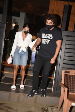 PICS: Arjun Kapoor, Malaika Arora Walk Hand-In-Hand As They Step Out Of Restaurant Post Their Dinner Date