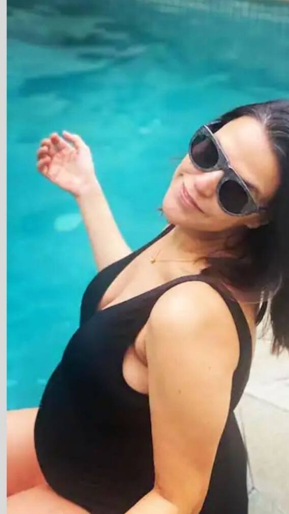 দ্বিতীয় সন্তান আসার আগেই কার সঙ্গে পুল পার্টিতে মজলেন নেহা ধুপিয়া?