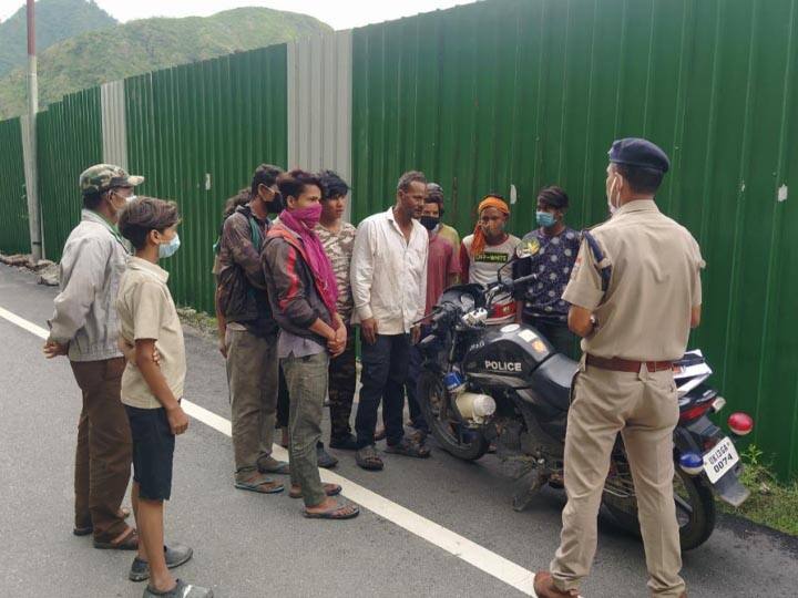 Rudraprayag में पुलिस ने चलाया सत्यापन अभियान, कई मकान मालिकों का कटा चालान, जानिए क्या है वजह Uttarakhand Police runs verification drive in Rudraprayag know in details ANN Rudraprayag में पुलिस ने चलाया सत्यापन अभियान, कई मकान मालिकों का कटा चालान, जानिए क्या है वजह